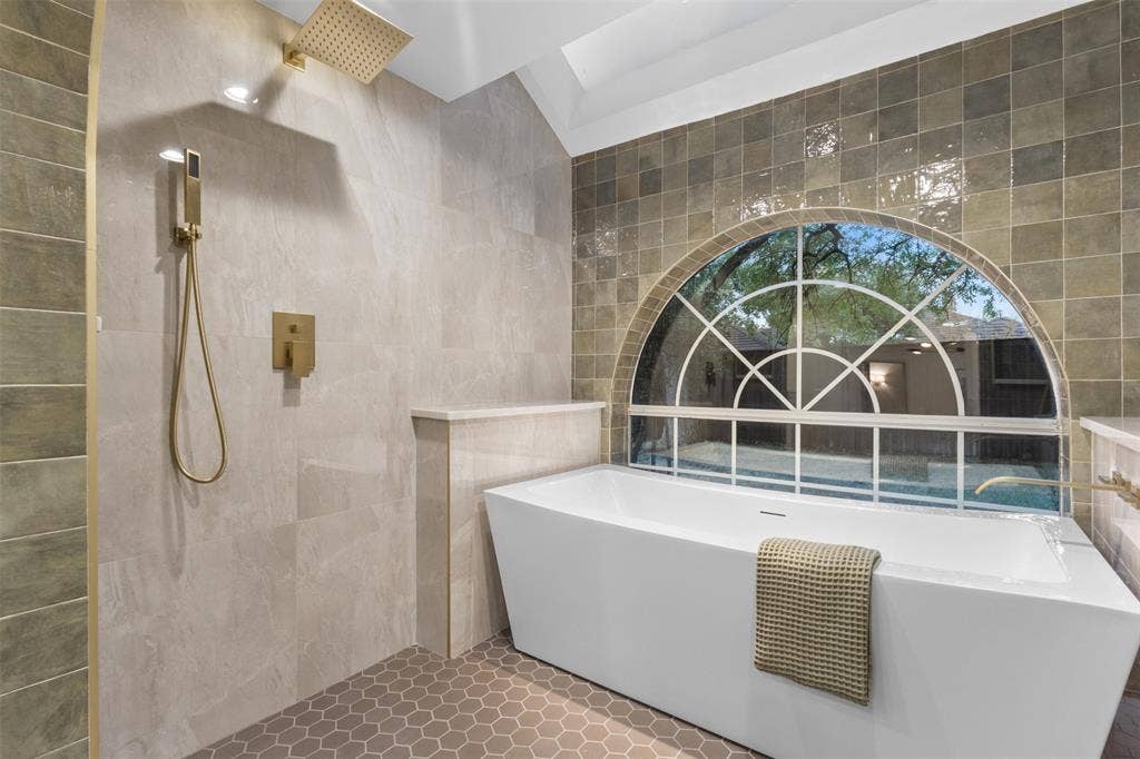 9401 Shady Valley Drive, Dallas, TX 75238 Primary Bathroom