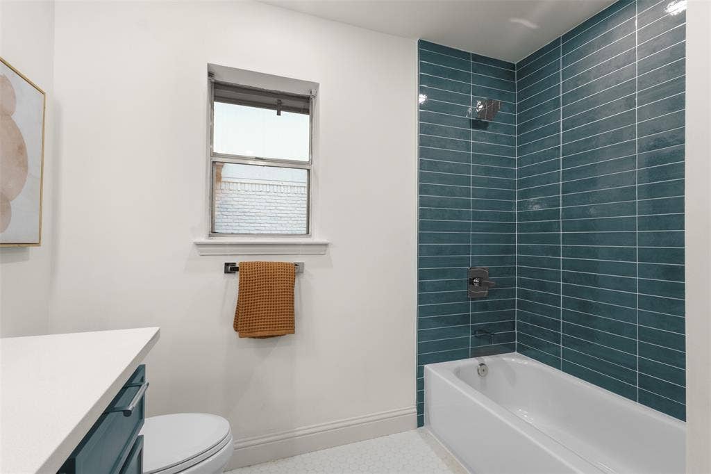 9401 Shady Valley Drive, Dallas, TX 75238 3rd Full Bathroom
