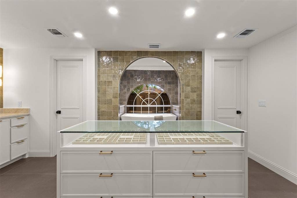 9401 Shady Valley Drive, Dallas, TX 75238 Primary Bathroom