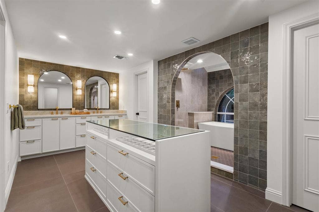 9401 Shady Valley Drive, Dallas, TX 75238 Primary Bathroom