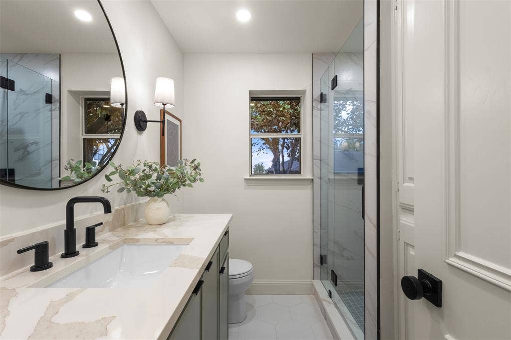 9401 Shady Valley Drive, Dallas, TX 75238 2nd Full Bathroom