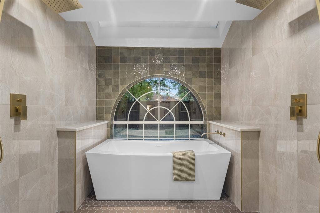 9401 Shady Valley Drive, Dallas, TX 75238 Primary Bathroom
