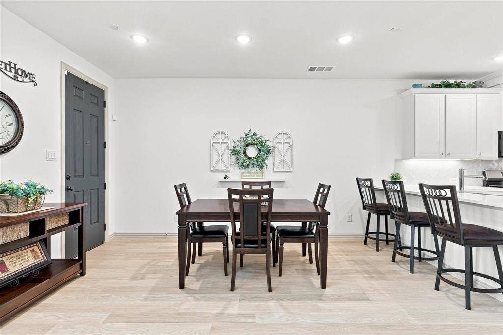 612 4th Street, Argyle, TX 76226 Guest will feel welcome with plenty of seating.