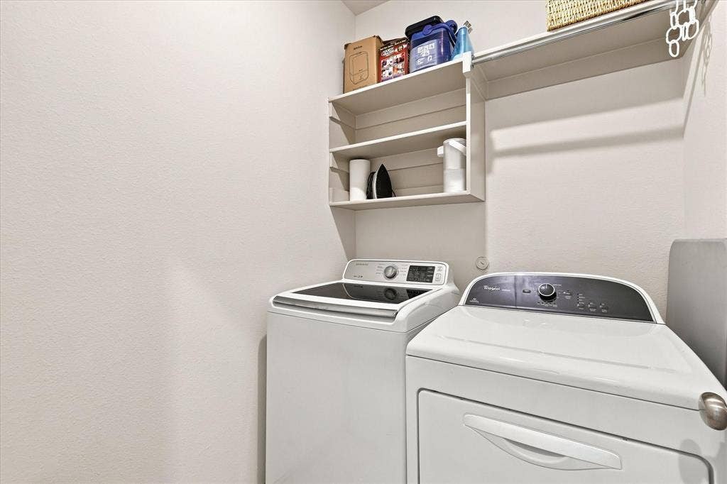 612 4th Street, Argyle, TX 76226 Separate walk-in laundry is located upstairs for convenient access