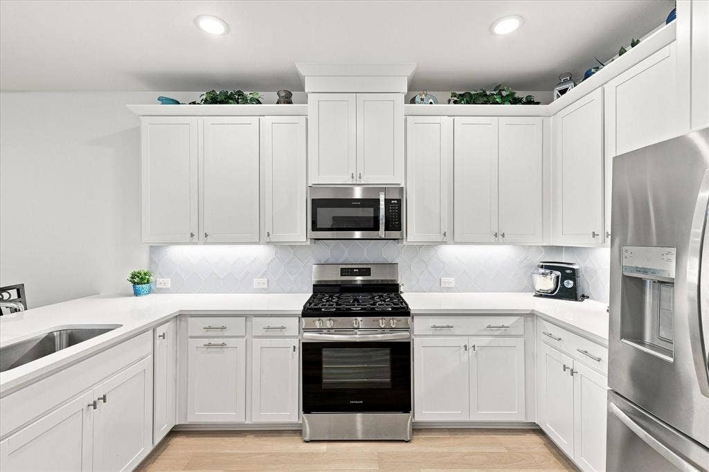 612 4th Street, Argyle, TX 76226 Gas range cooktop and u-shaped kitchen make this kitchen a chef's delight.