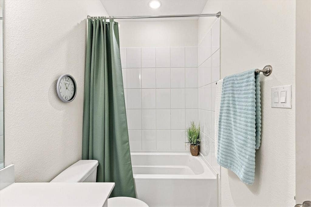 612 4th Street, Argyle, TX 76226 Secondary guest bathroom features shower/tub combo. Have a soak yourself but also great for kids.