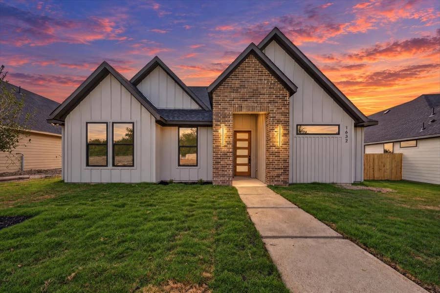 Property photo for 1632 W Wintergreen Road, Lancaster, TX