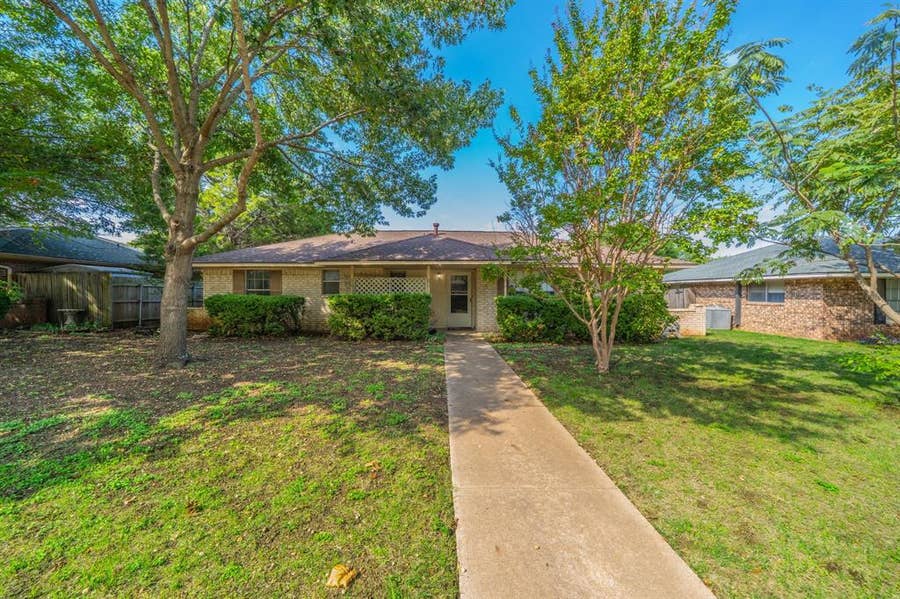Property photo for 1517 Meadow Court, Midlothian, TX