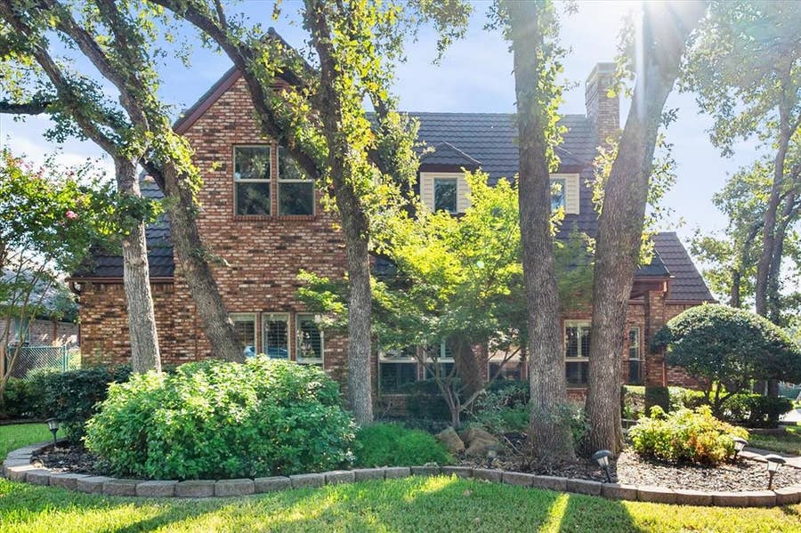 Property photo for 2109 Van Hook Court, Arlington, TX