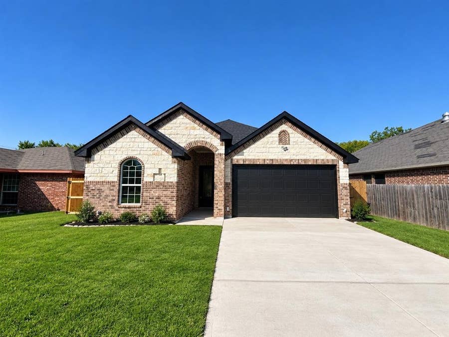 Property photo for 909 Meriott Street, Ennis, TX