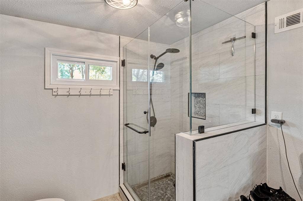 101 Merry Way, Gun Barrel City, TX 75156 Large Shower