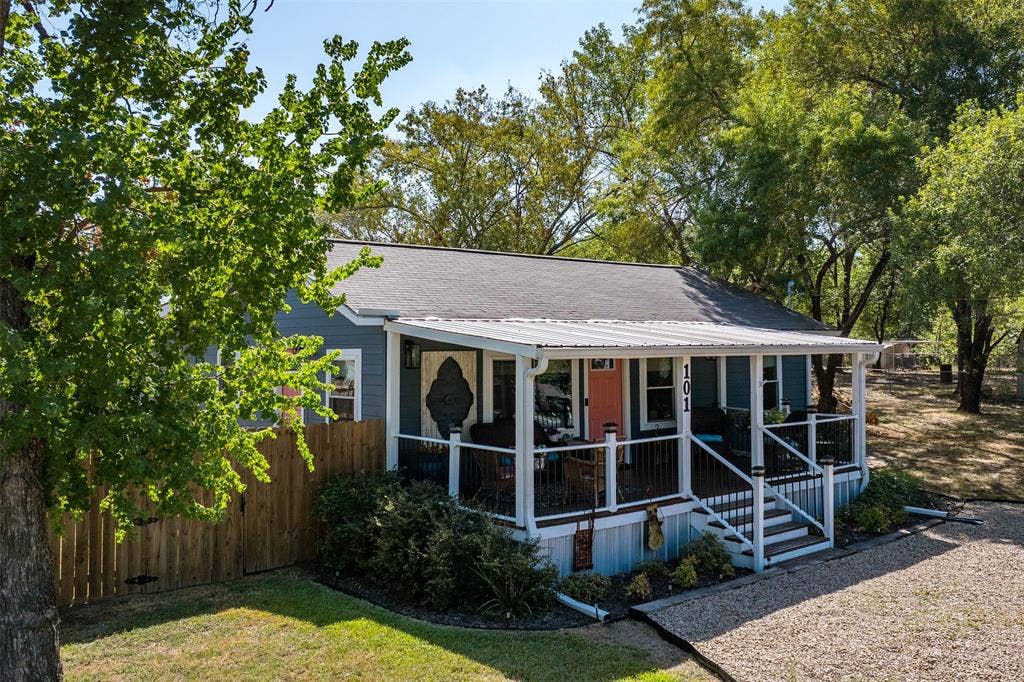 101 Merry Way, Gun Barrel City, TX 75156 Bring out your coffee and relax