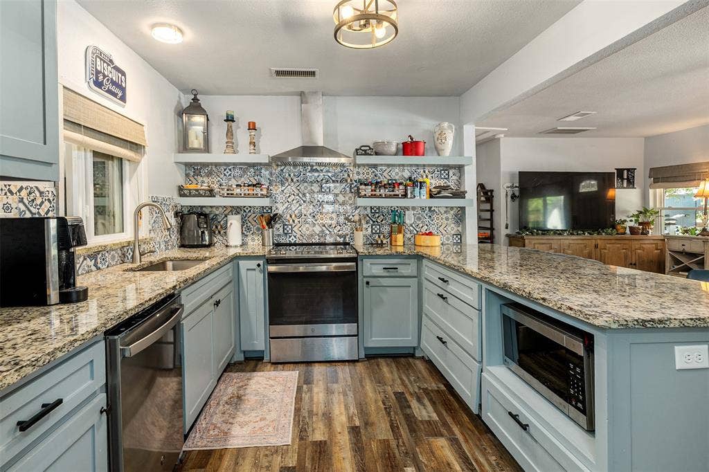 101 Merry Way, Gun Barrel City, TX 75156 Clean and simple