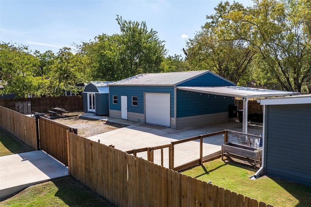 101 Merry Way, Gun Barrel City, TX 75156 Six-foot fence with power gate