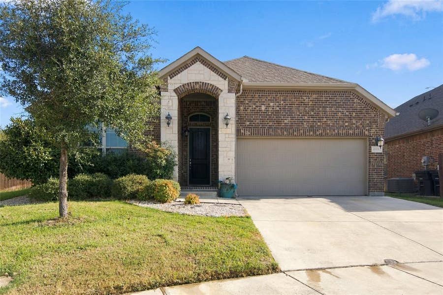 Property photo for 5832 Canyon Oaks Lane, Fort Worth, TX