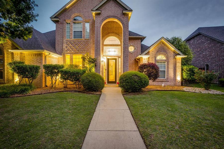 Property photo for 912 Thomas Crossing Drive, Fort Worth, TX