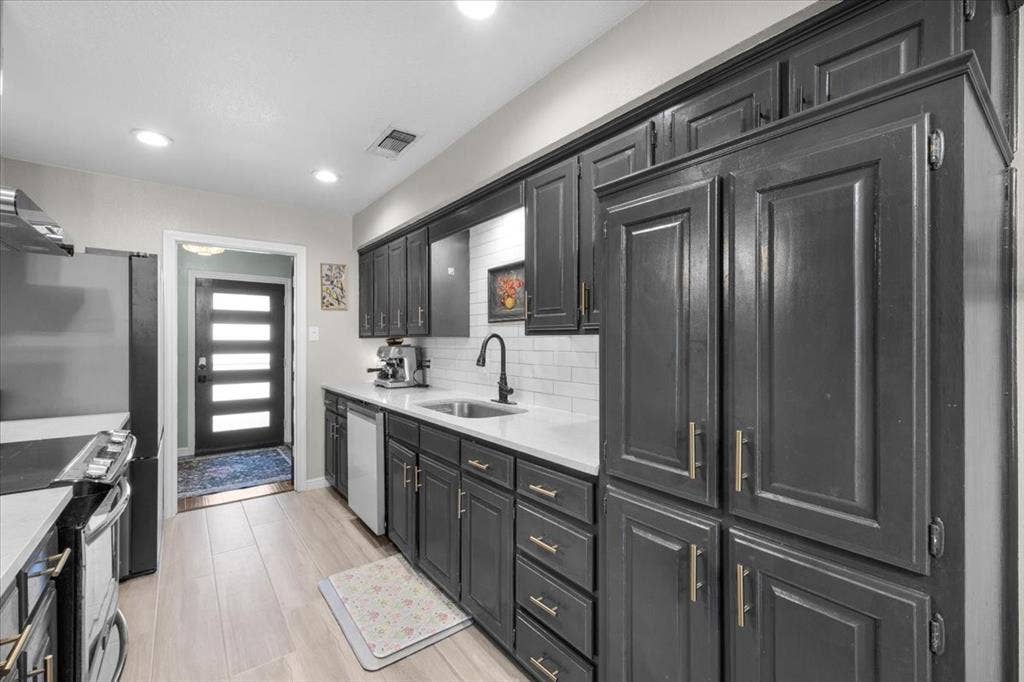 208 Pebblestone Drive, Benbrook, TX 76126 208 Pebblestone Drive, Benbrook, TX 76126
