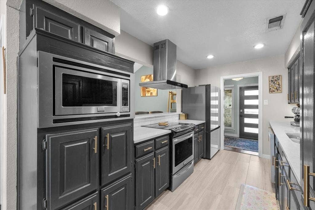 208 Pebblestone Drive, Benbrook, TX 76126 208 Pebblestone Drive, Benbrook, TX 76126