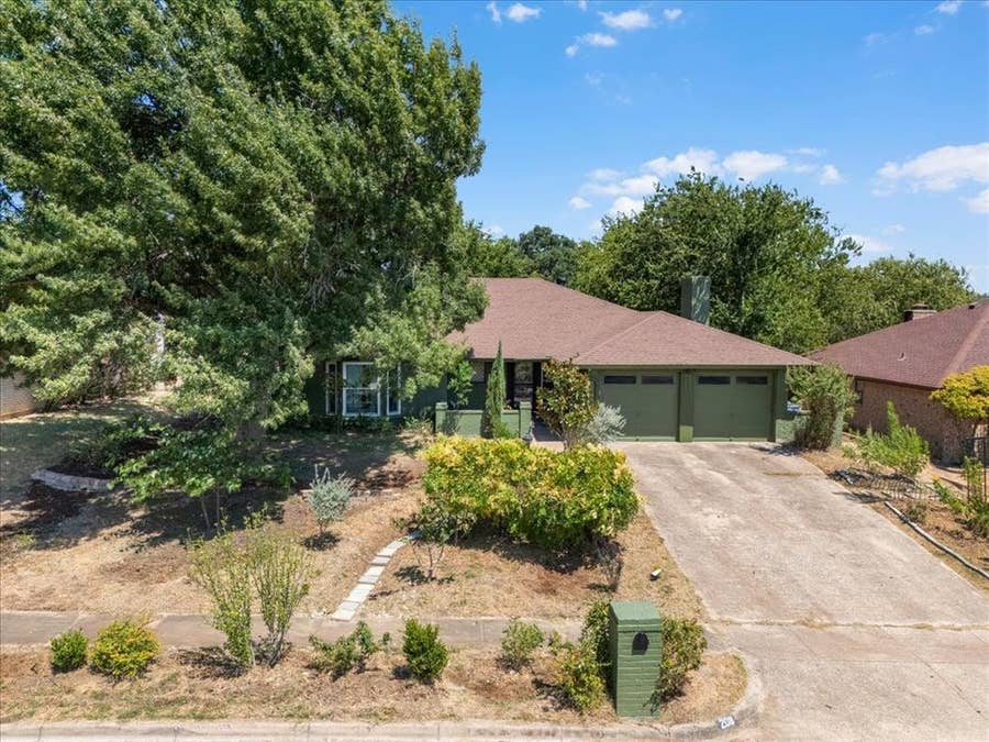 Property photo for 208 Pebblestone Drive, Benbrook, TX