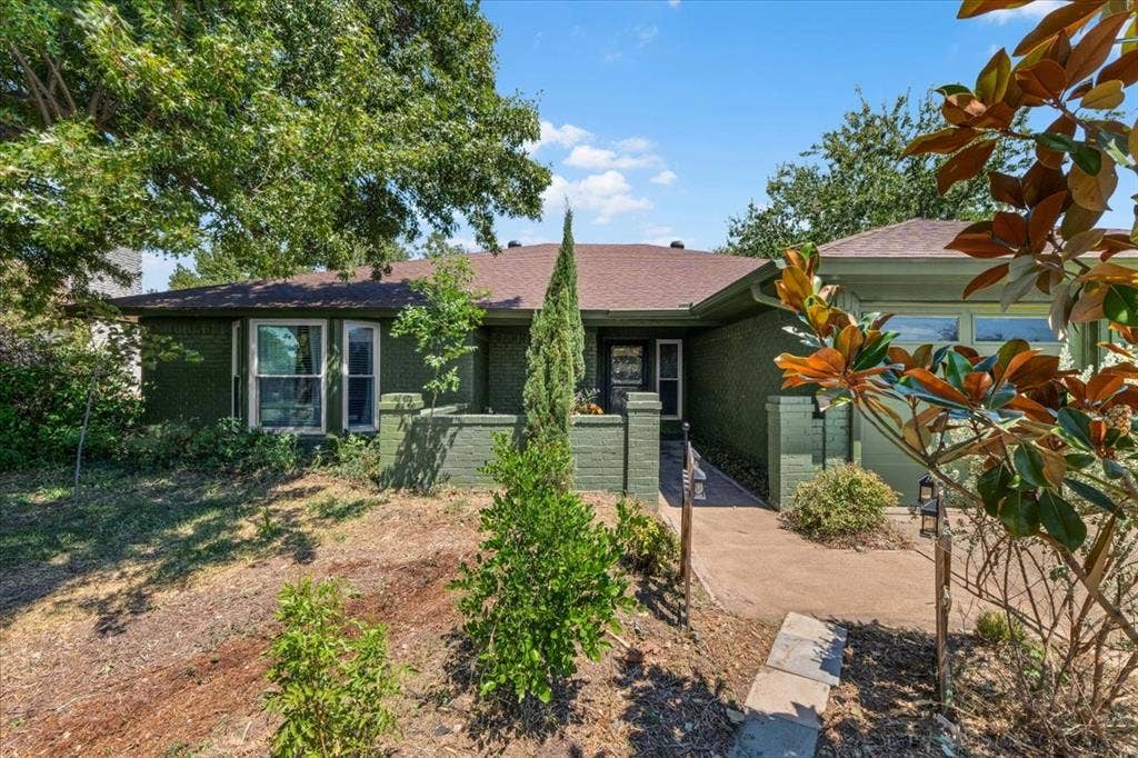 208 Pebblestone Drive, Benbrook, TX 76126 208 Pebblestone Drive, Benbrook, TX 76126