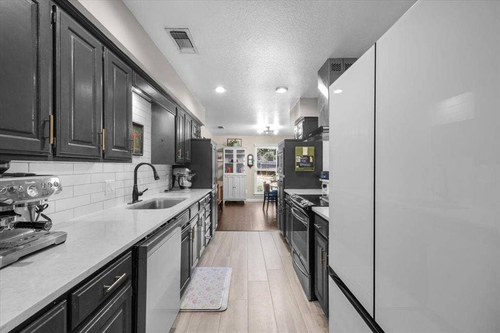 208 Pebblestone Drive, Benbrook, TX 76126 208 Pebblestone Drive, Benbrook, TX 76126