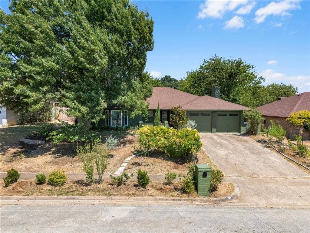 208 Pebblestone Drive, Benbrook, TX 76126 208 Pebblestone Drive, Benbrook, TX 76126