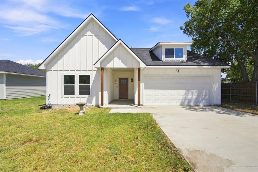 Property photo for 370 Third Avenue, Milford, TX