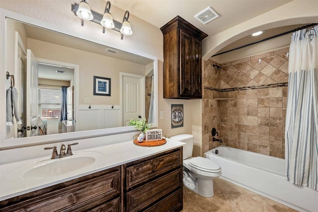 207 Charleston Lane, Fate, TX 75189 Ensuite to upstairs bedroom