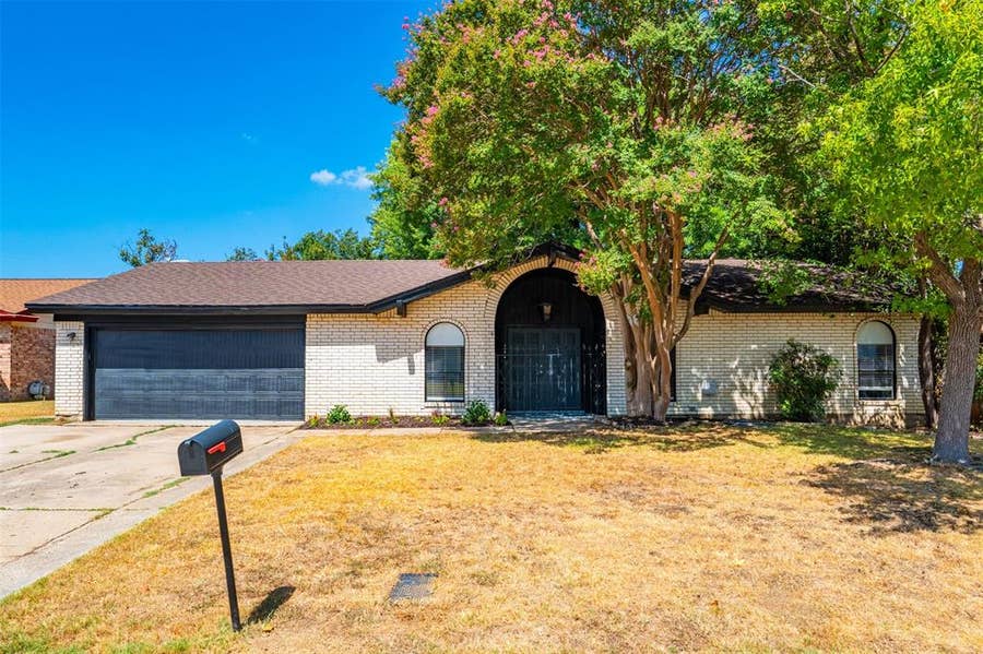 Property photo for 2105 Cottie Lane, Arlington, TX