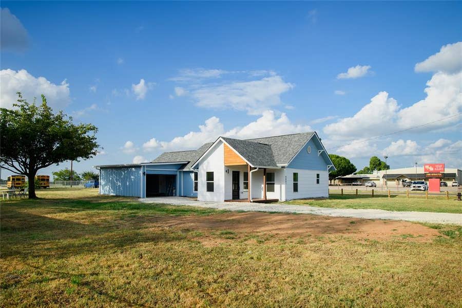 Property photo for 4401 Elementary Drive, Southmayd, TX