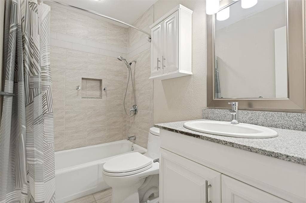 2117 Oak Brook Drive, Richardson, TX 75081 Hall bathroom