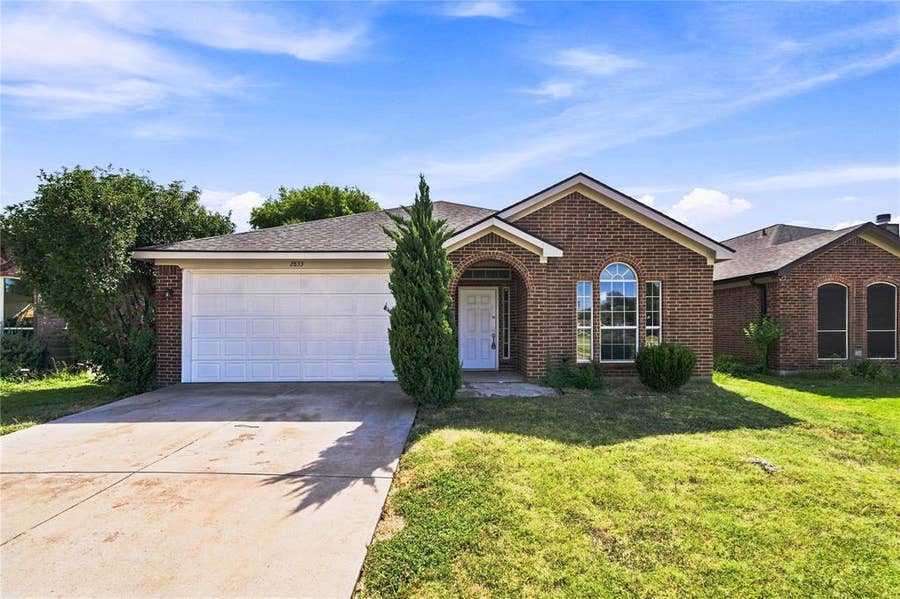 Property photo for 2833 Wakecrest Drive, Fort Worth, TX