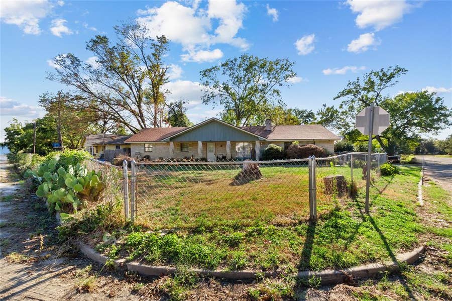 Property photo for 400 S 8th Avenue, Teague, TX
