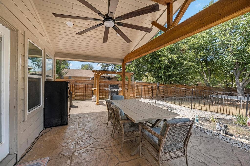 104 Russell Lane, Hewitt, TX 76643