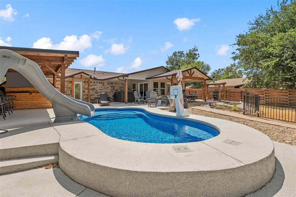104 Russell Lane, Hewitt, TX 76643