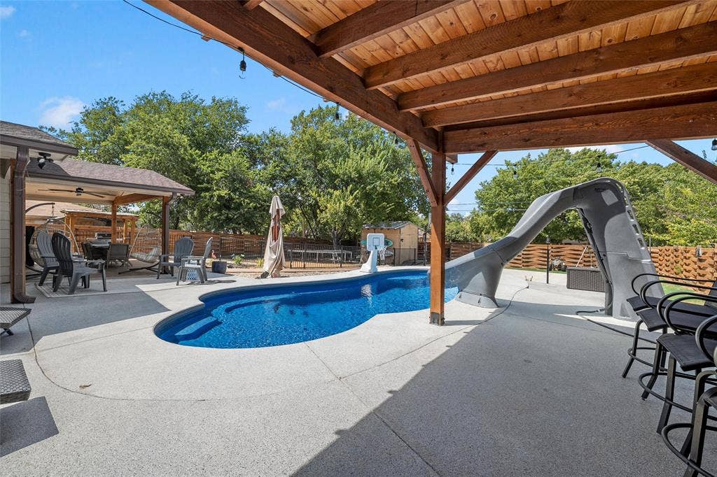 104 Russell Lane, Hewitt, TX 76643