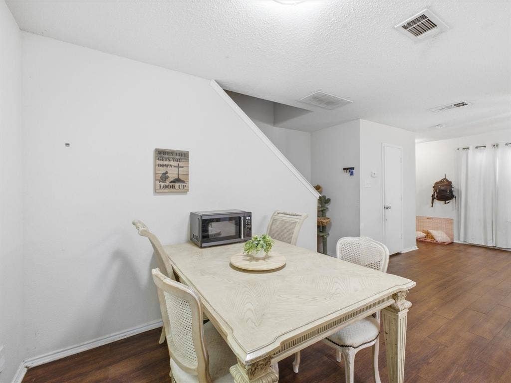 2001 Waleska Plaza, Dallas, TX 75211 Hardwood-style flooring throughout