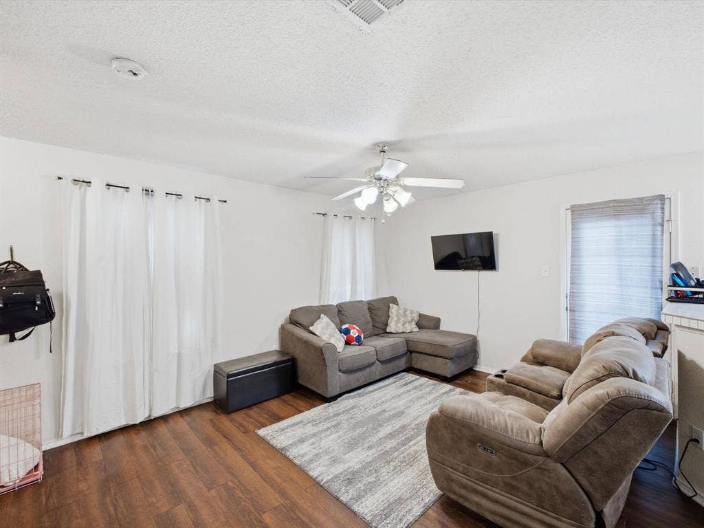 2001 Waleska Plaza, Dallas, TX 75211 Wood-finish flooring with white walls