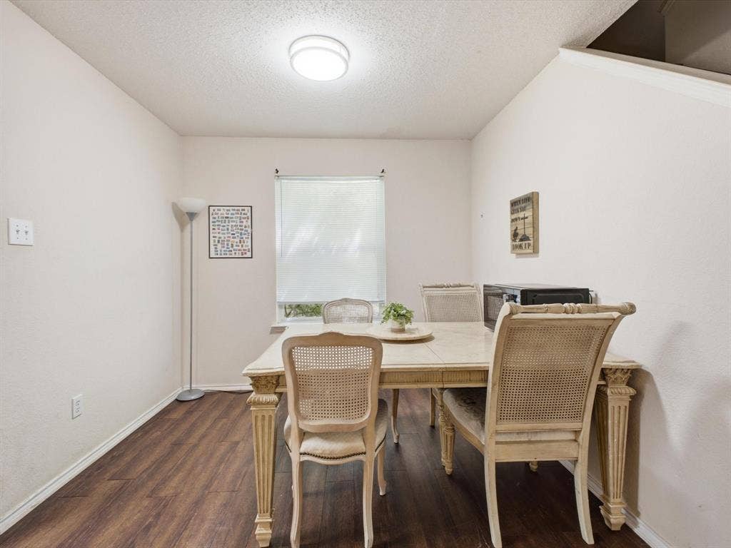 2001 Waleska Plaza, Dallas, TX 75211 Wood-finish flooring