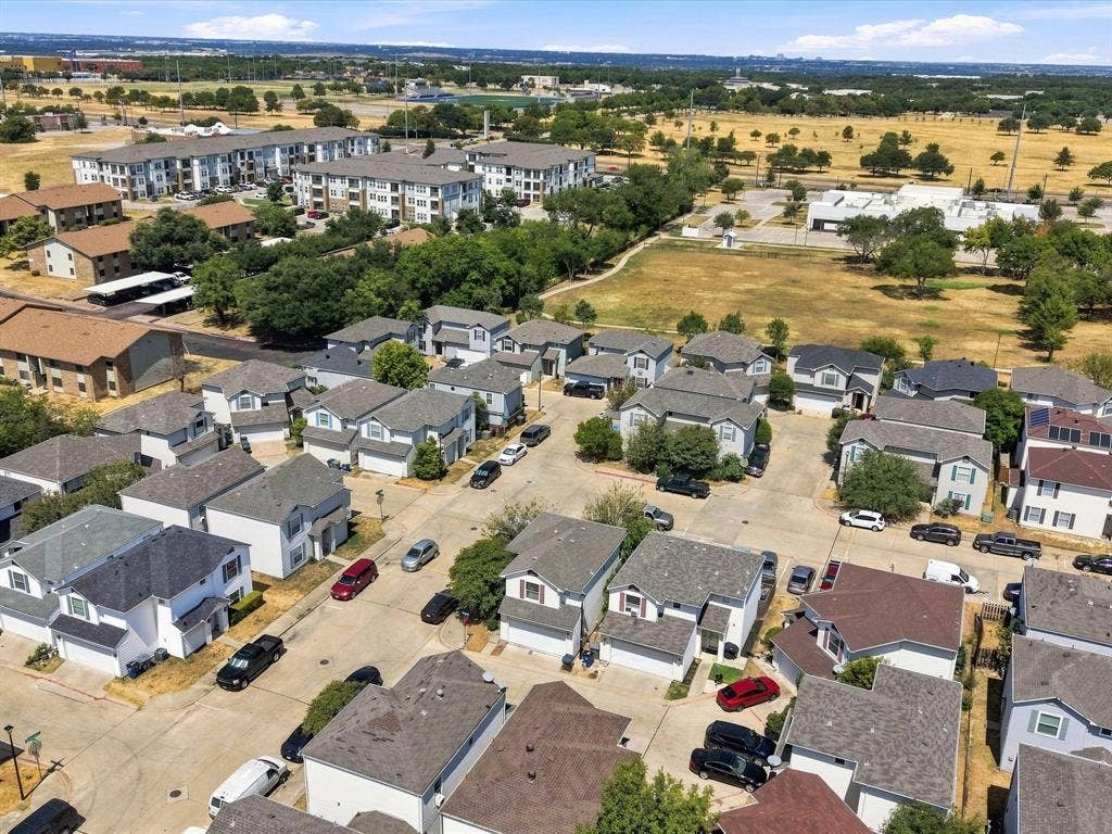 2001 Waleska Plaza, Dallas, TX 75211 Additional content