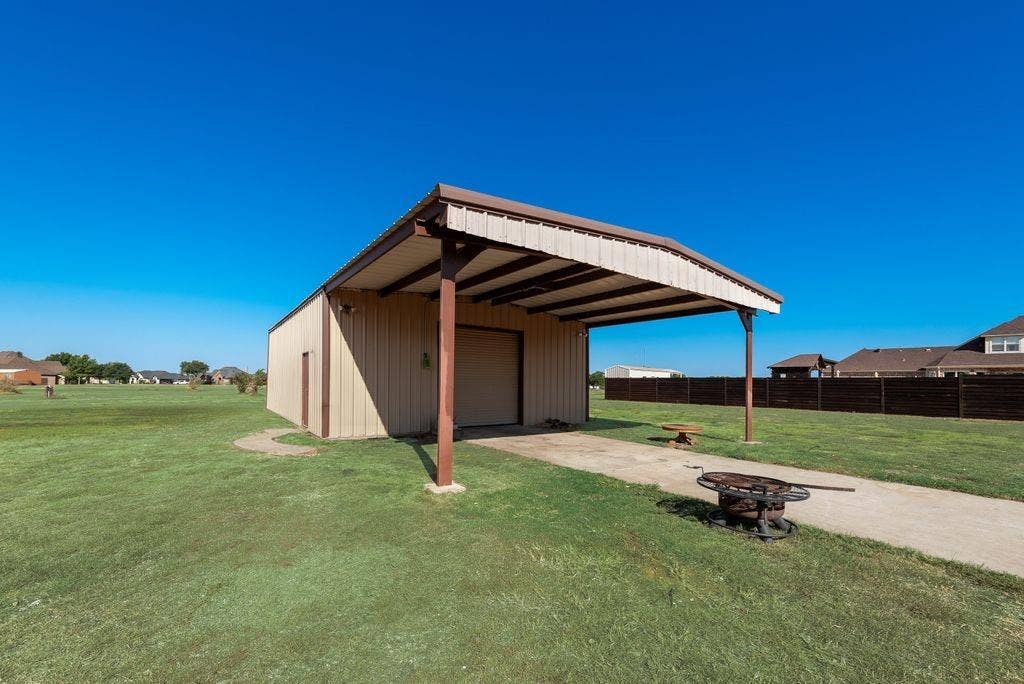 2121 N Mockingbird Lane, Midlothian, TX 76065 2121 N Mockingbird Lane, Midlothian, TX 76065
