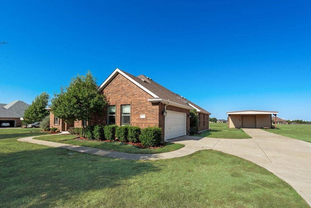 2121 N Mockingbird Lane, Midlothian, TX 76065 2121 N Mockingbird Lane, Midlothian, TX 76065