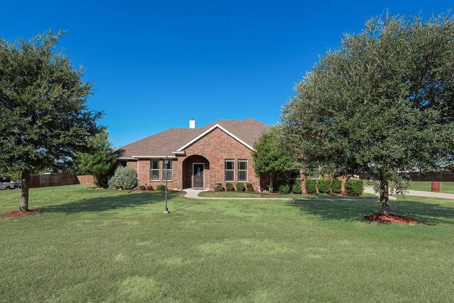 Property photo for 2121 N Mockingbird Lane, Midlothian, TX