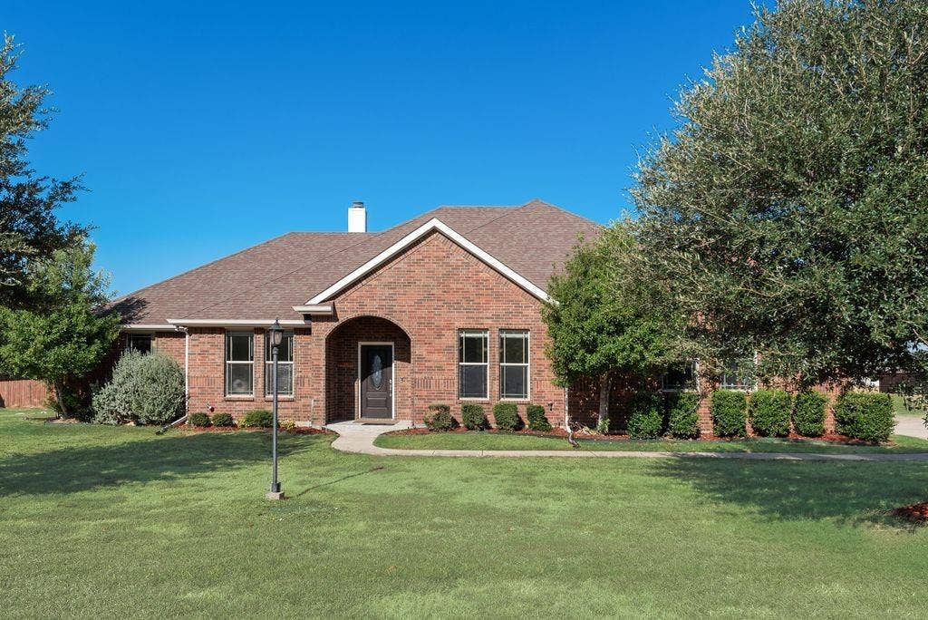 2121 N Mockingbird Lane, Midlothian, TX 76065 2121 N Mockingbird Lane, Midlothian, TX 76065