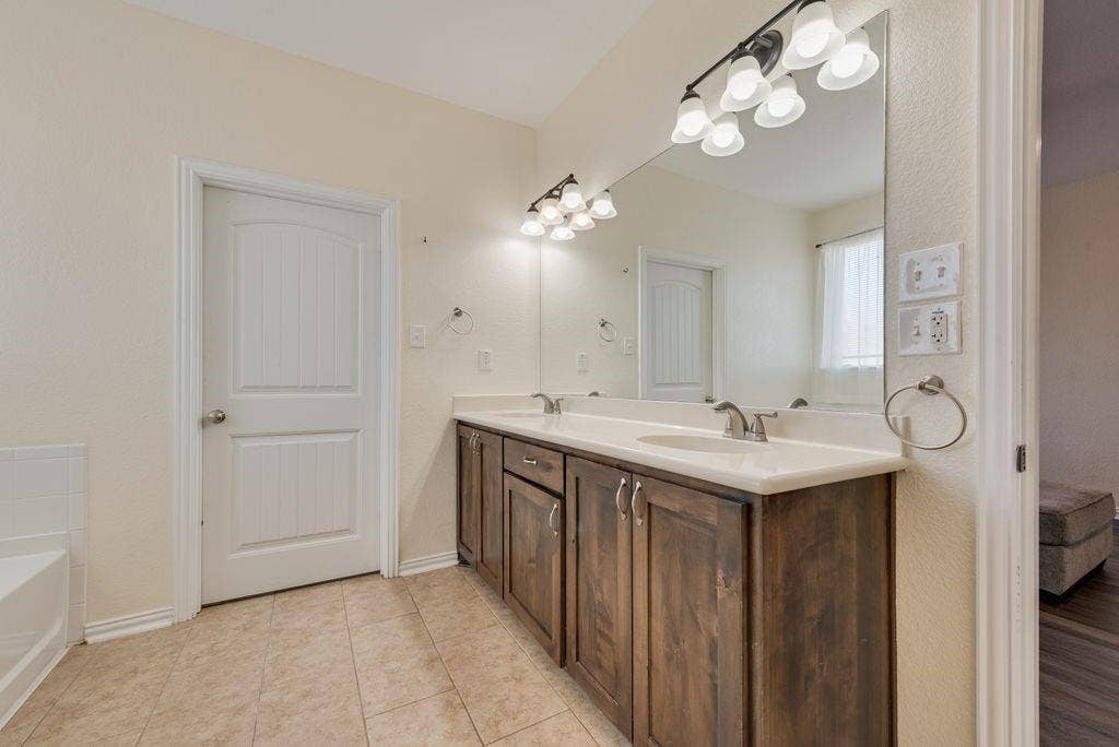 2121 N Mockingbird Lane, Midlothian, TX 76065 2121 N Mockingbird Lane, Midlothian, TX 76065