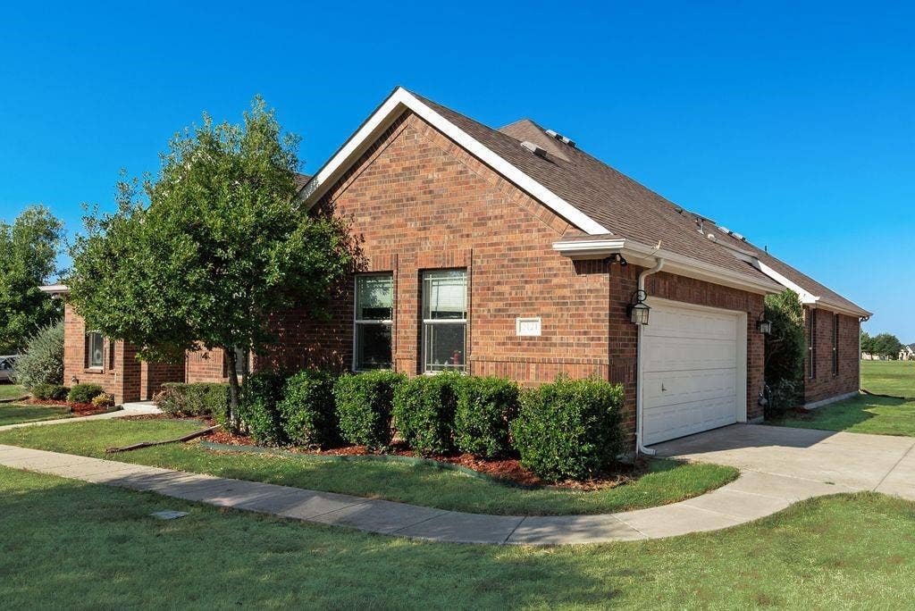 2121 N Mockingbird Lane, Midlothian, TX 76065 2121 N Mockingbird Lane, Midlothian, TX 76065