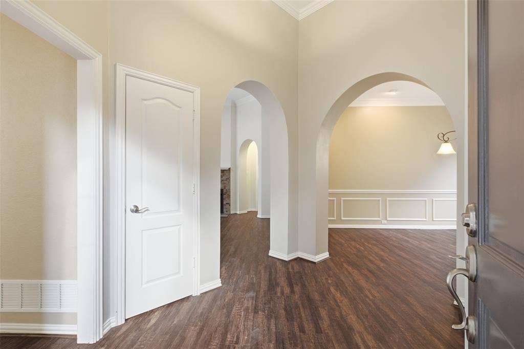 14616 Vintage Lane, Addison, TX 75001 Sculpted archways instead of ordinary doorways; open sightlines from the front door straight to the fireplace