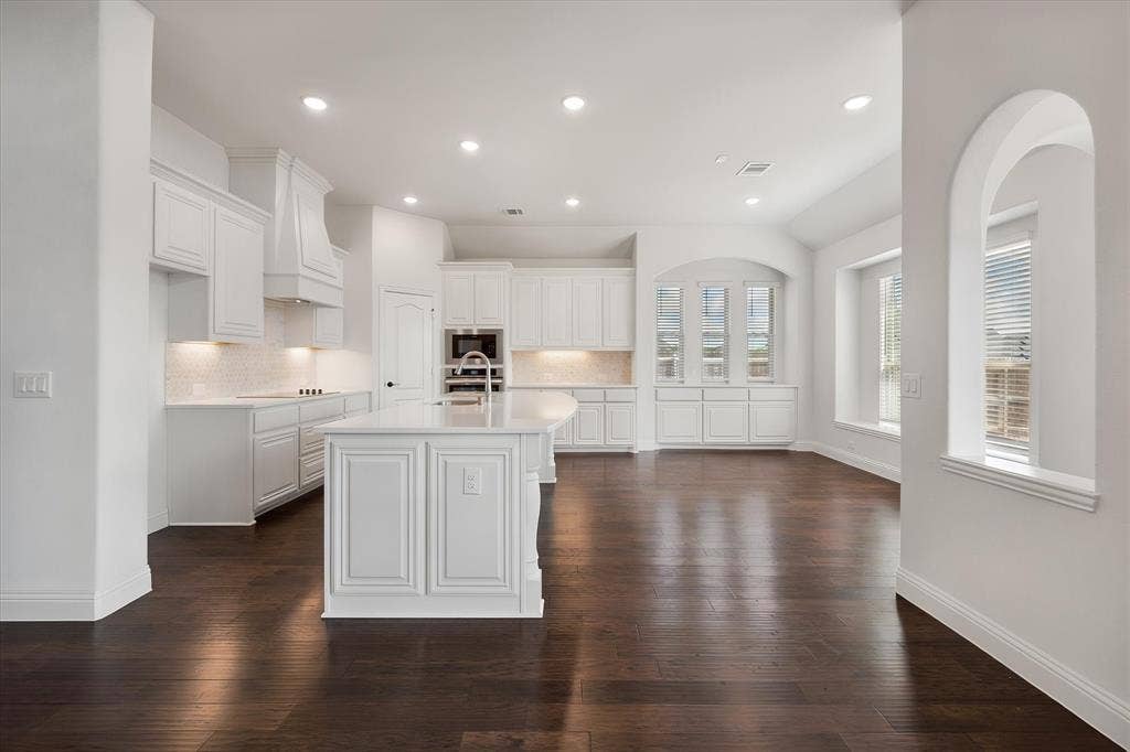 5626 Rutherford Drive, Midlothian, TX 76065 Now for my favorite part — this kitchen! White cabinetry, a huge island with seating.