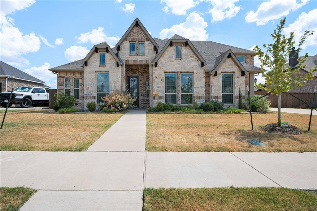 5626 Rutherford Drive, Midlothian, TX 76065 The neighborhood offers coinvent sidewalks leading up to the front of the home.