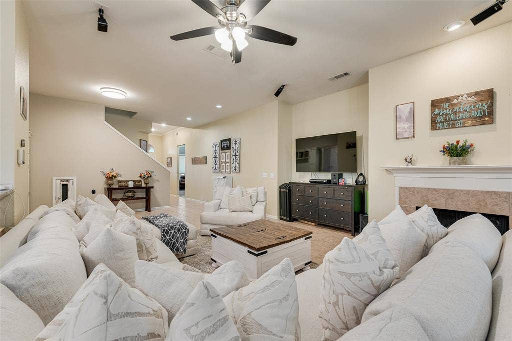 910 Elk Horn Drive, Midlothian, TX 76065 910 Elk Horn Drive, Midlothian, TX 76065